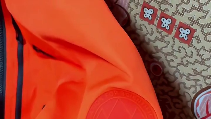 从科技新品到史前奇迹：穿御山甲 Pro 冲锋衣探洞竟发现成片龙骨化石#御山行向自由  #中乔体育  