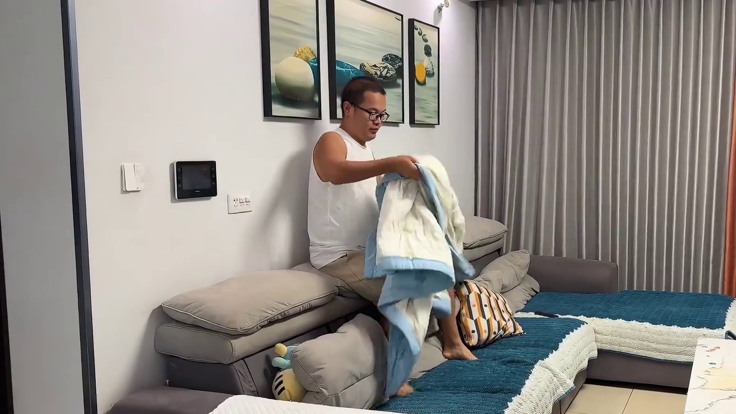 这绝对是我见过最傻的狗，主人跟它躲猫猫，二哈的表现把我笑抽了 #࿆我࿆家࿆毛࿆孩࿆子࿆ #二哈 #哈