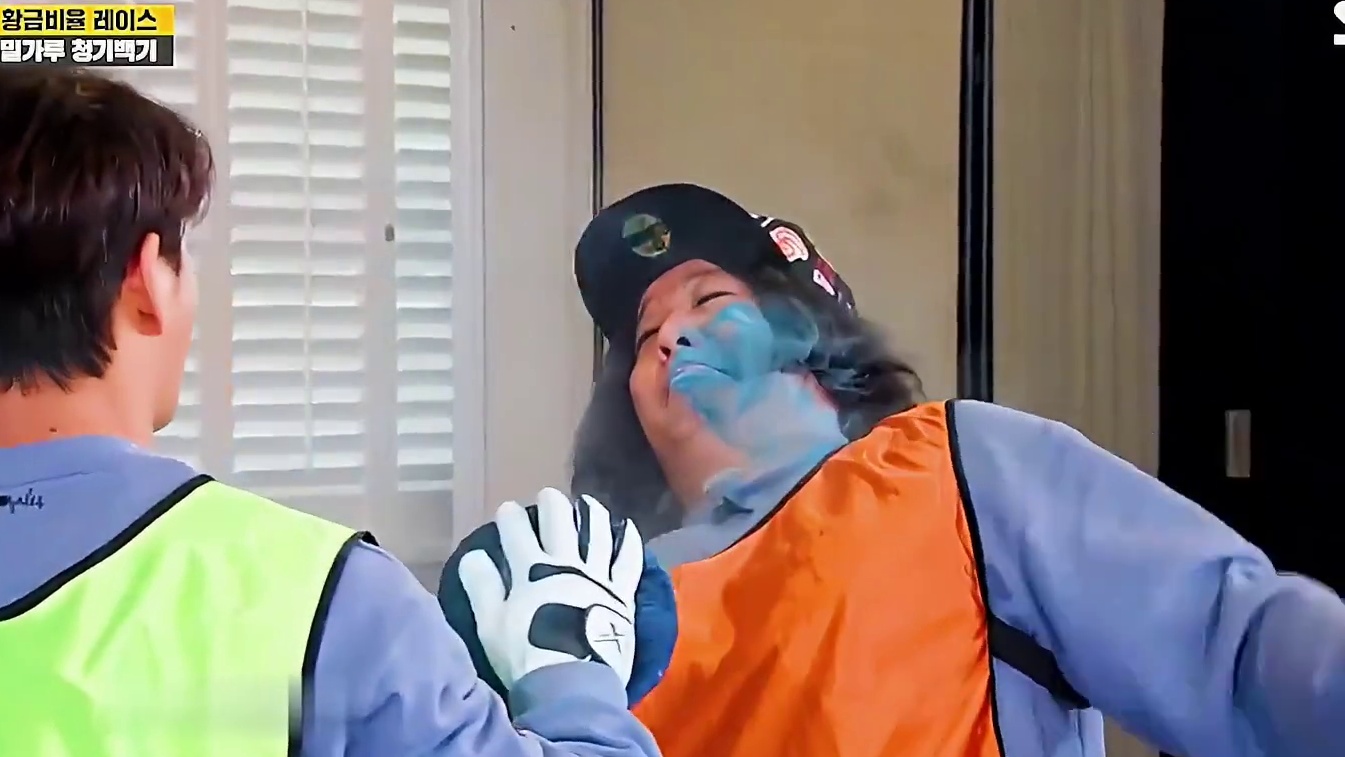 金钟国实力暴虐9名对手，RM超搞笑的蓝白粉末游戏！