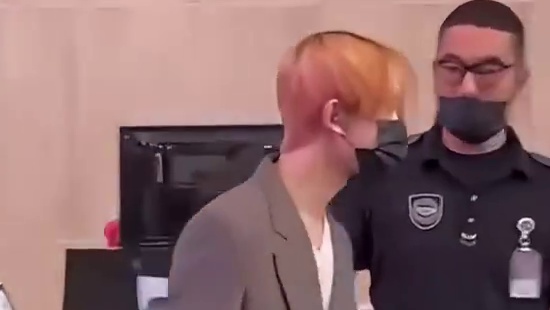 李羲承机场全程向粉丝鞠躬