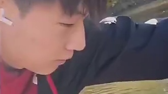 鱼：年轻人给的不多，想的倒是挺美啊！瞧给锦鲤吓的