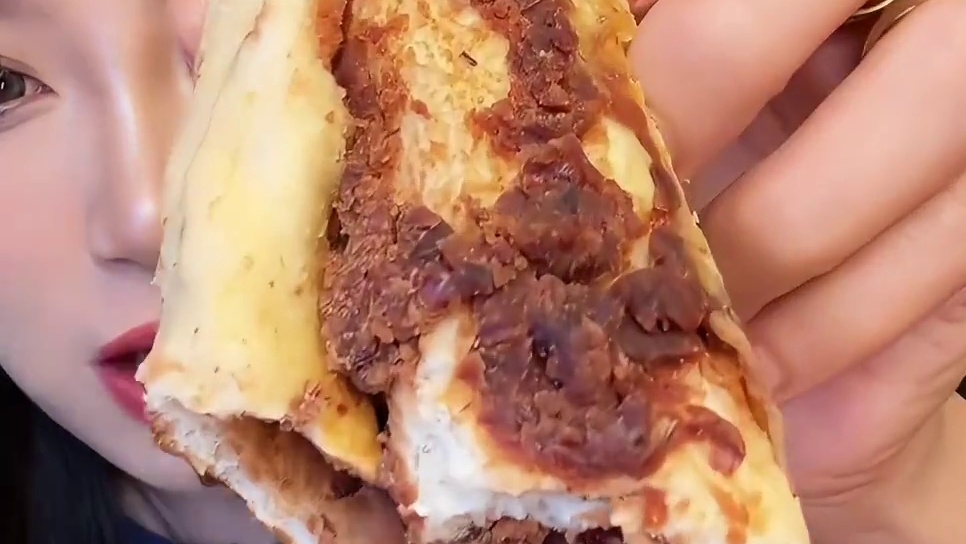 到手10根辣 破价啦！满满的红豆香 红豆满满 馅料巨足 纯牛奶和面 特别松软 嘎嘎好吃 红豆脑袋闭眼