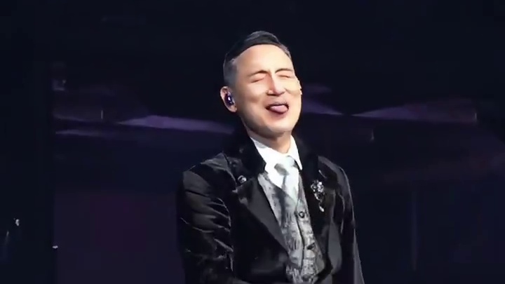 【64岁的张学友在一场演唱会的39次鞠躬】 
因为我不能完全录制上，完整的鞠躬次数应该不少于50次。