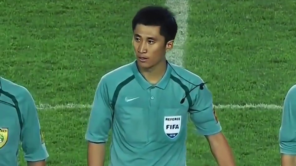 “球场上什么最大?  是裁判”#足坛高能场面