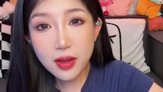 李海龙家又出新品了，黏糊麻辣烫，麻酱多多版本 三色牛筋面嘎嘎劲道 还自带5个小丸子！我觉得新款更好吃