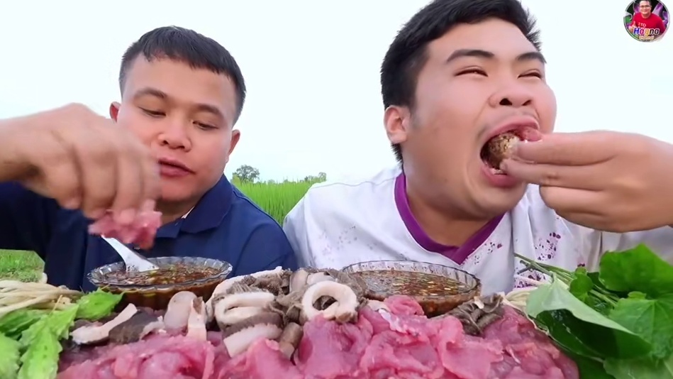 完整版，带外甥一起品尝香米️鲜辣酱汁嫩牛杂 #全民任务#泰国大叔#泰国美食#内容启发搜索 #种草激励
