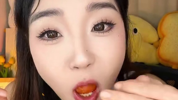 一口爆浆！一口一个太满足了！纯甜纯甜的！#新鲜采摘 #樱桃柿子 #优质农产品 #爆汁