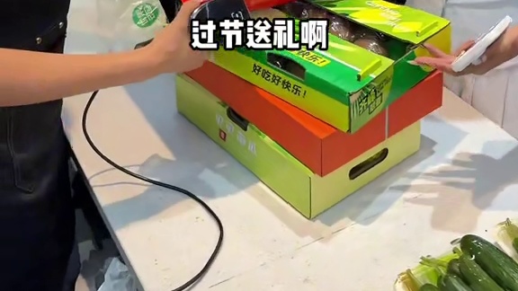 个个鲜礼盒四件套！快囤！#个个鲜 #遛娃好去处 #比会吃更惠吃 注：最早9.15可用！