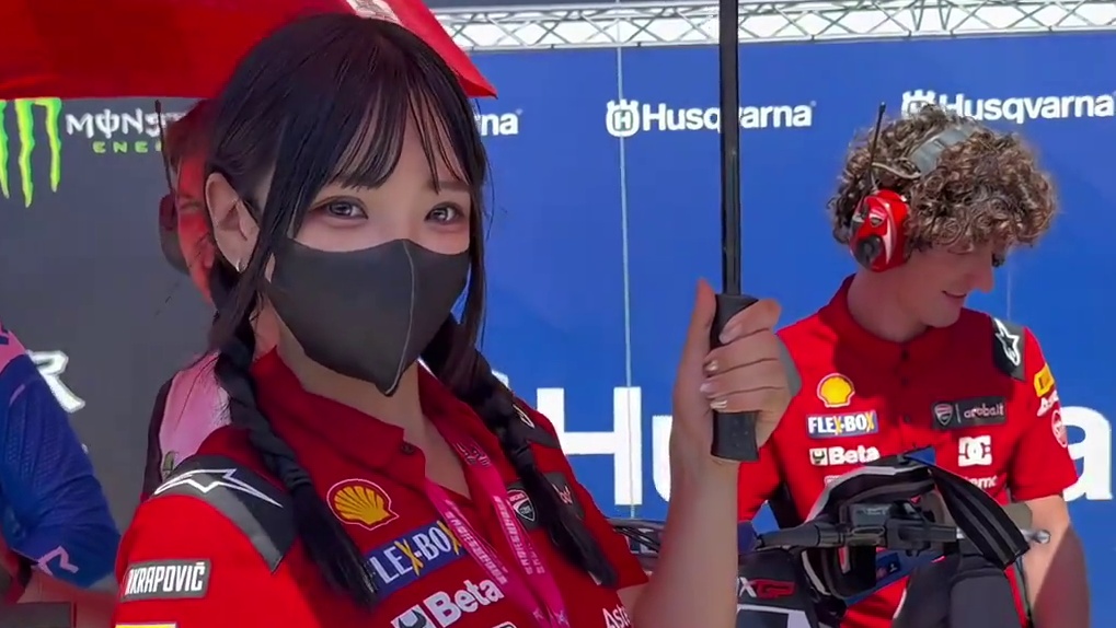 杜卡迪厂队，首位中国伞妹已就位 #MXGP #越野 #赛道公主