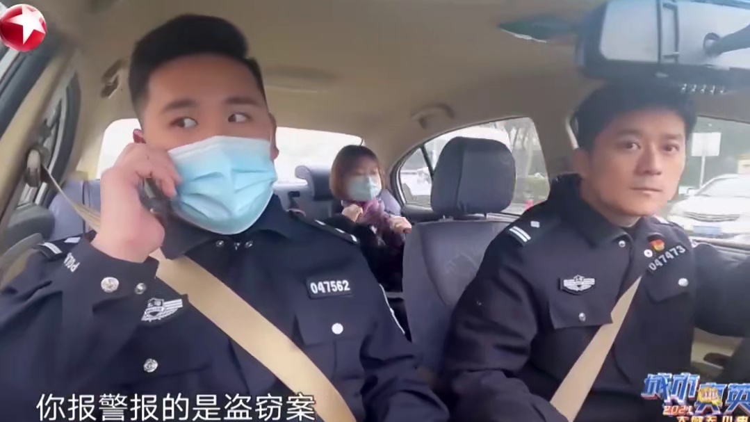 男子和老婆吵架后偷手机被捕，求民警放过 以为是狸猫换太子，其实一切都逃不过民警的鹰眼!#城市真英雄