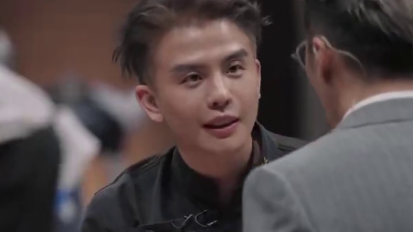 《一饭封神》录制中，谢霆锋吃相有范儿，点评百位厨师菜品精准到位，尽显米其林之友专业度。#谢霆锋  #