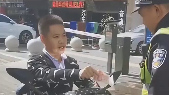 大爷红着脸出来，回去脸都绿了