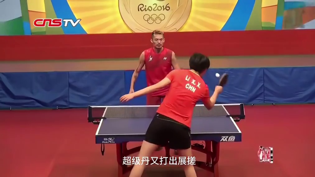 超级丹这位羽球扛把子竟用迷你小拍与世界冠军打起了乒乓球