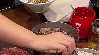 街頭蘇式綠豆湯！怎么里面還要加紅綠絲…