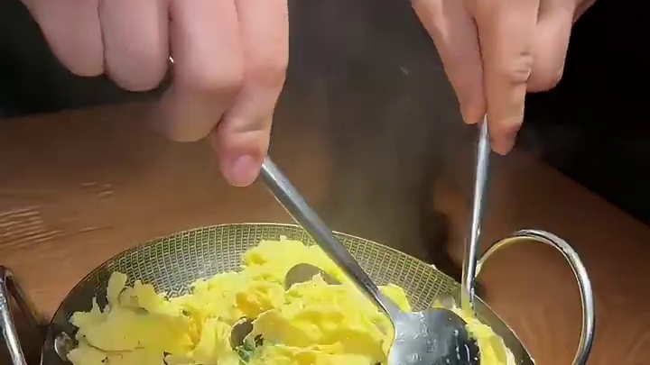 用鹅卵石的温度碰熟鸡蛋的美食是什么味道？