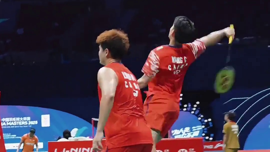 give me one time近距离看梁王组合扣球#羽毛球 #中国羽毛球大师赛 #梁王组合