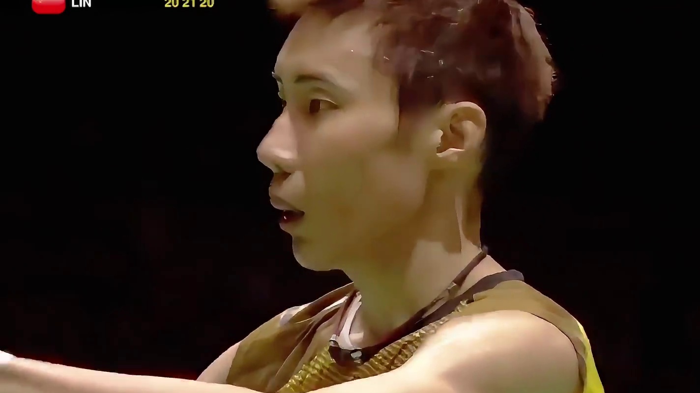 面对李宗伟的赛点，林丹打出一记帅气的歪嘴杀