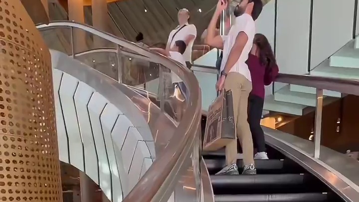 全球最大星巴克长啥样儿？ 今天带你看看位于美国芝加哥的全球最大星巴克，看看它长啥样儿，你会愿意来这儿