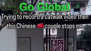 非洲小姐姐在杭州街上拍照，偶遇路人夫妻花式夸獎，開心得合不攏嘴！外國網(wǎng)友：他們是發(fā)自內(nèi)心在贊美你。