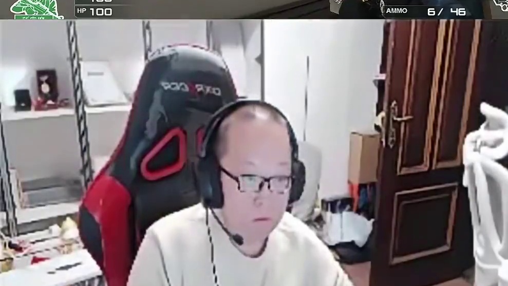 倔鸡红包局躲猫猫 第一把去女厕所没被抓 接着又跟绿豆去了 没想到按的YY麦 让喜龙直接逮捕俩人