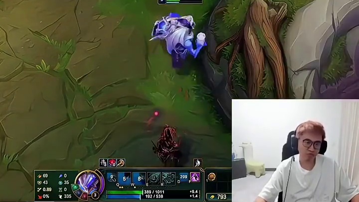 霸哥惨遭小黑子狙击，禁用德玛石头人狗头，还以为是对面怕他，没想到被针对，生气光速下播#霸哥