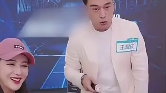 薇娅 被王耀庆礼物逼疯，这鸡脚袜可太搞笑了！