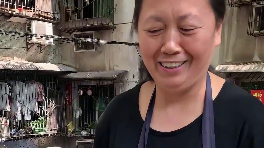 重庆街头3块一碗的凉面，3块吃饱4块吃好!