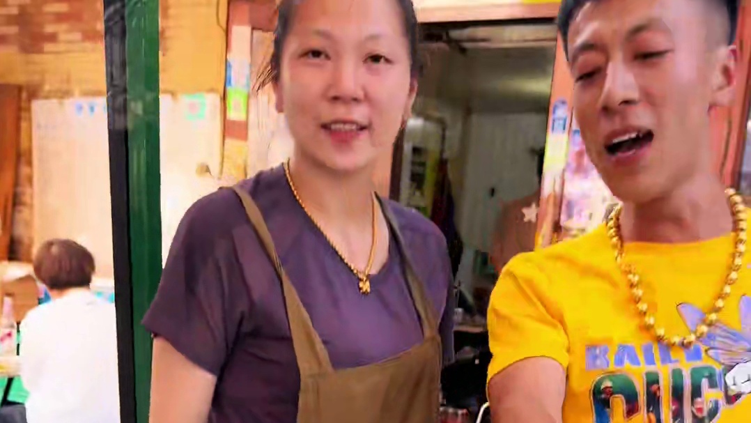 东北街头清真小饭馆 八大金刚四大美人102收100 老板太有趣了