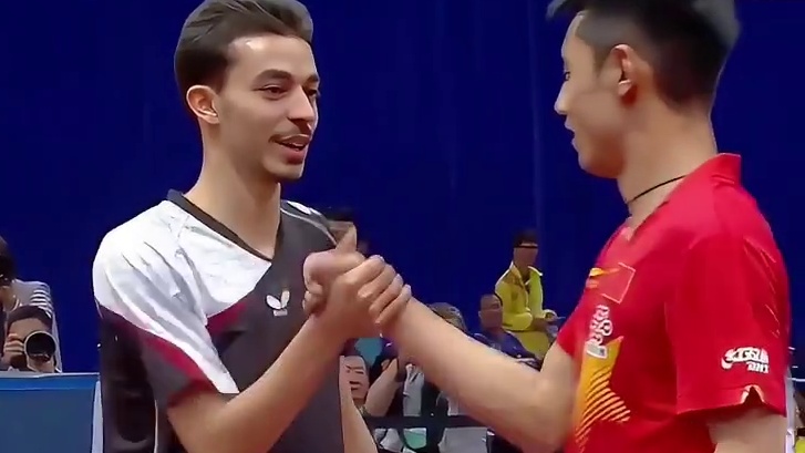 张继科跟对手玩表演谁料出现小插曲