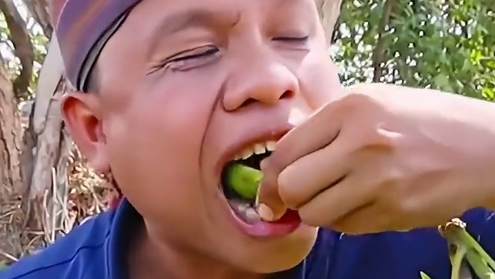 辣椒酱️椒盐酸脆青芒果 #美食 #户外美食 #泰国美食 #内容启发搜索