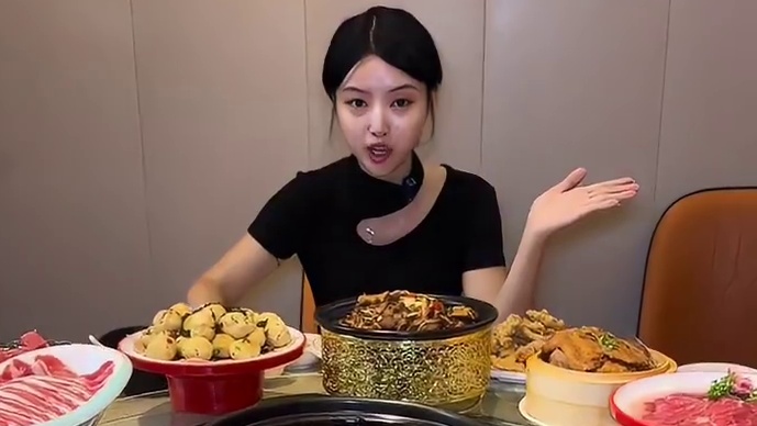 中秋国庆聚餐就选东坡里的蜀黄全牛宴，现在300多️安排22个菜，涮烤菌汤烤牛排中餐通通都安排在内 #