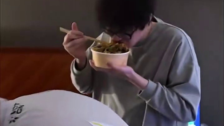 伙食如何？EDG发布选手晚饭进餐视频：晚饭时间