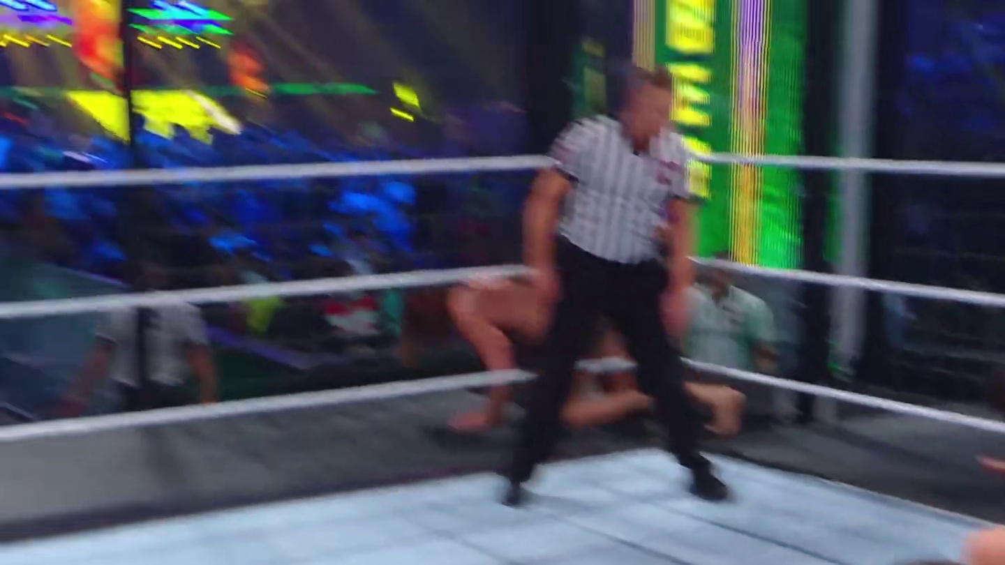 无敌是多么寂寞？BOSS布洛克打破禁锢，登场后一分钟横扫擂台 #布洛克莱斯纳 #赛斯罗林斯 #wwe