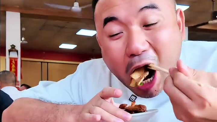 肇庆人的早茶美食，新鲜排骨凤爪肥肠样样五块 #寻味烟火气 #肇庆美食 #早茶 #寻找最烟火的美食城市