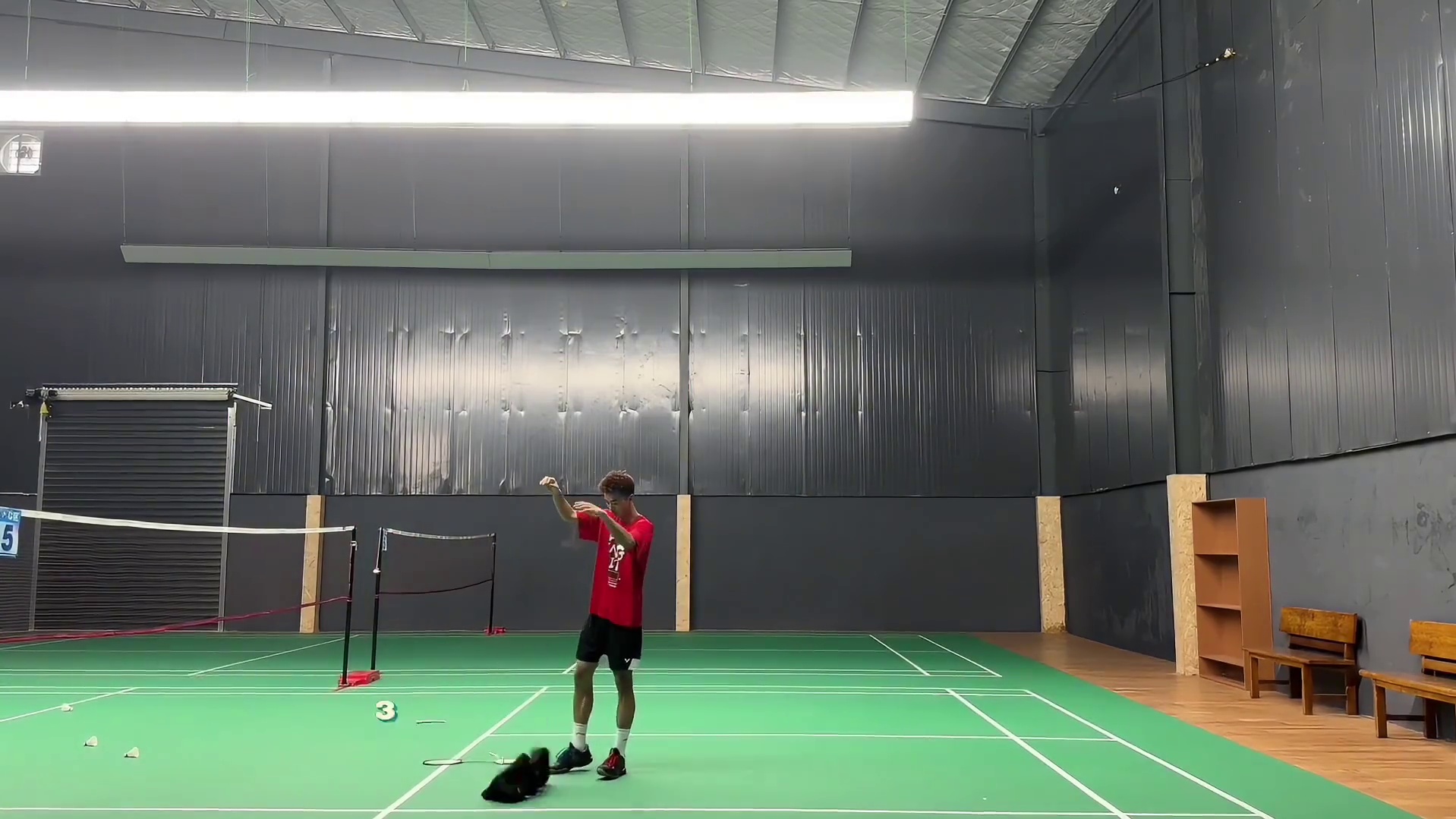 杀上网步伐的奥秘，竟然藏在你的杀球发力里！ 发力不集中、步伐不连贯的球友不能错过！你以为在练步伐？其