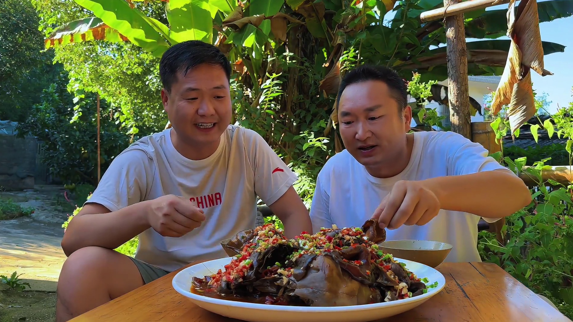 秋季补膘，炖两颗羊头，这吃相看饿了 #乡村味道 #卤羊头 #乡村美食 #秋天的