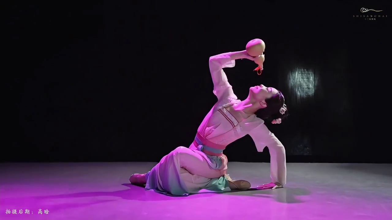 《醉花溪》“二八俏女无牵挂，花醉美酒好似仙” 原创：胡岩
#醉花溪 #醉花溪舞蹈 #独舞 #古典舞 