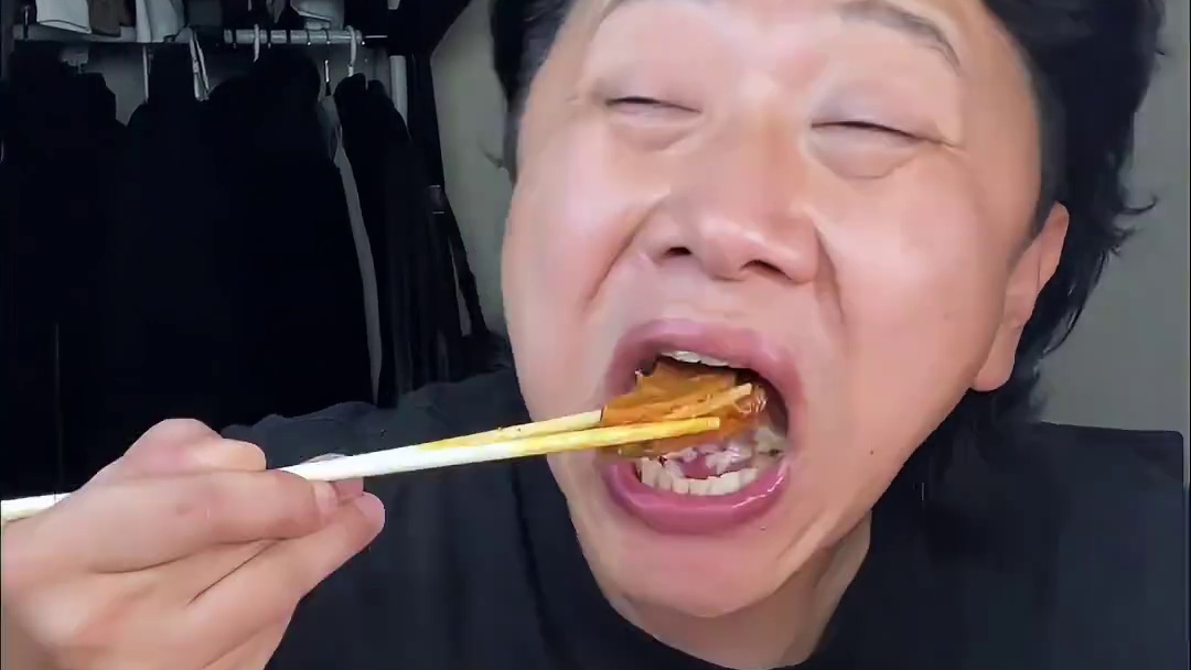 今天的夜宵是韩国外卖，韩式辣焖牛排！一口下去也太香了～兄弟们
#韩国美食 #辣焖牛