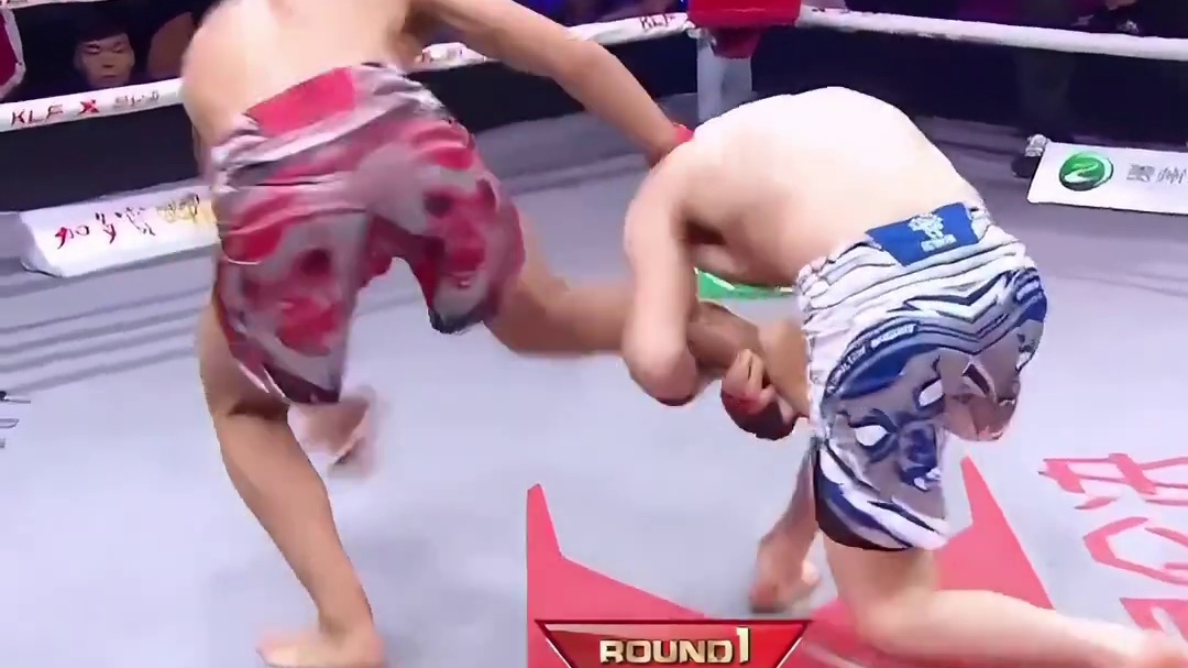 中国小将实力太强，开场被对手抱腿缠住，生气后打的对方血流满面