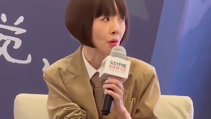 #鲁豫 分享了人生不同阶段的焦虑，每个人无论在哪个阶段都可能面临挑战。谈到年轻人的“躺平”现象，她更