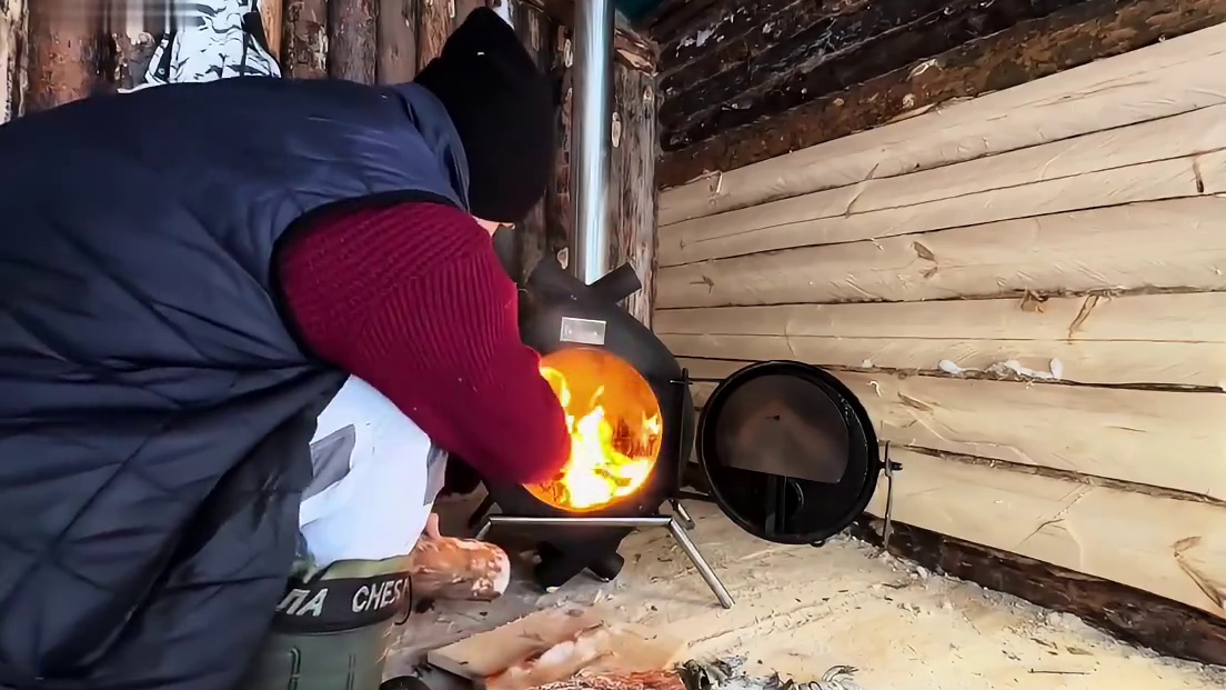 为了在荒野建造一个庇护所，阿金正行走于潺潺的溪流外侧(3)