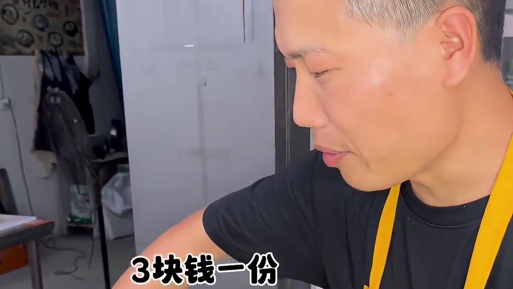 河南特色美食烧饼夹菜