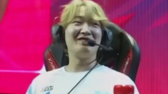 YBG队内欢乐多，捣蛋鬼鱼神和并不想搭理他的Lanaya，Lanaya上演穿鞋名场面#决胜巅峰全球电