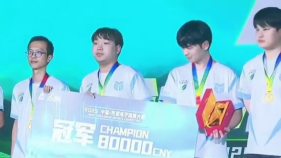 中国战队荣登颁奖典礼，见证辉煌时刻#决胜巅峰全球电竞 #决胜巅峰 #决胜巅峰中国大师赛