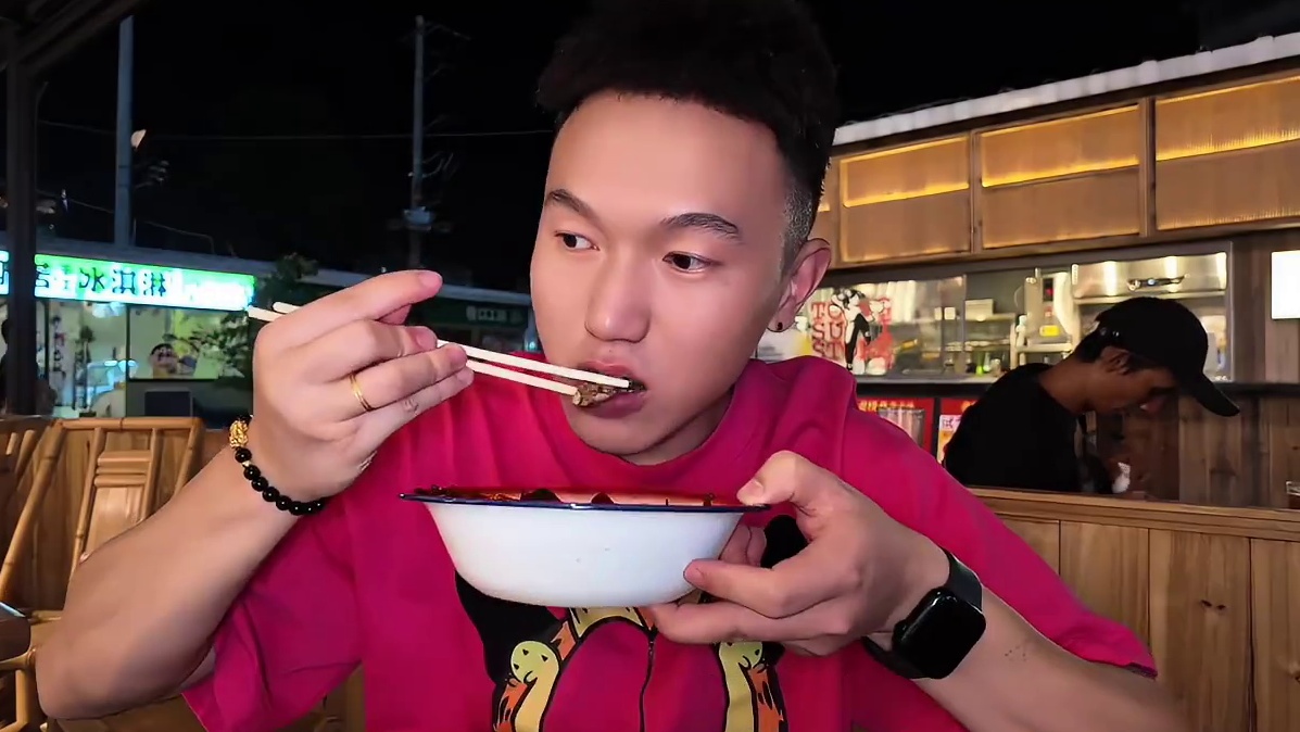 被当地低估的烟火气烧烤！98四个人，我愿意再来吃十次#石人廖烤师鲜货烧烤 #社区烧烤 #烧烤 #成都