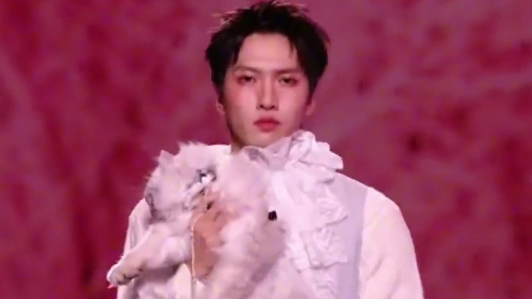 第一个提出让毛孩子走秀的真是个天才#我的主场秋冬吹起静默复古风 #第一次有毛孩子踏入我的主场