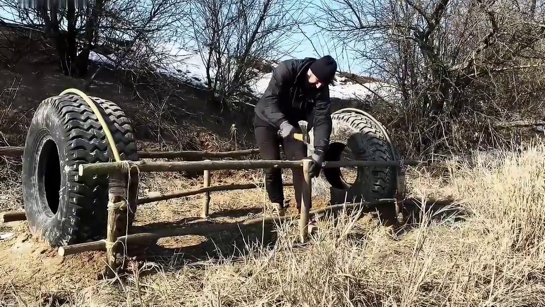 这绝对是最炸裂的荒野庇护所，由两条轮胎搭建而成。
