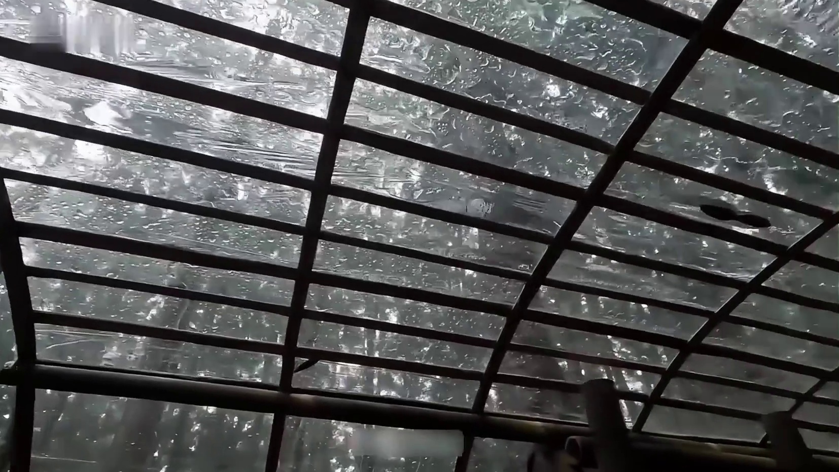 老马选择将地基打造在土坡边