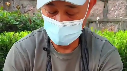 九块钱的卷饼超大一个，关键是有肉有菜还有烤肠和鸡蛋好香啊！