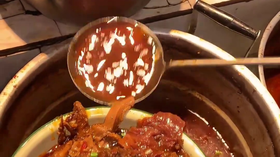 重庆街头127肉比面多的牛肉面，这一碗值吗？
